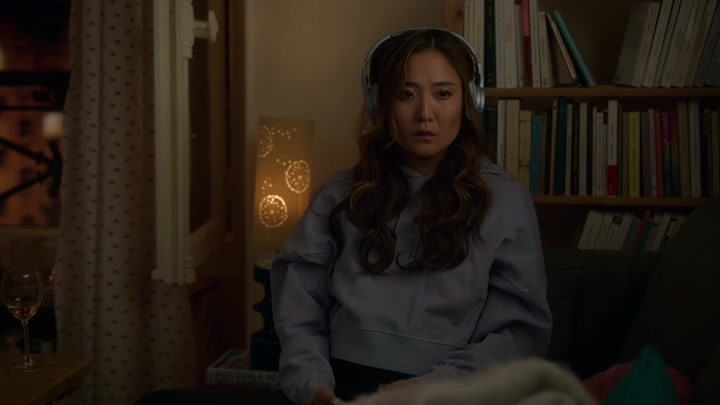 Emily_in_Paris_S02E09_WEBRip_x264-ION10_2518.jpg