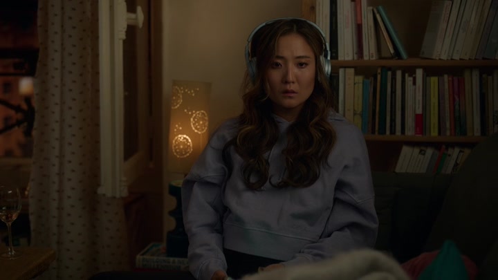 Emily_in_Paris_S02E09_WEBRip_x264-ION10_2519.jpg