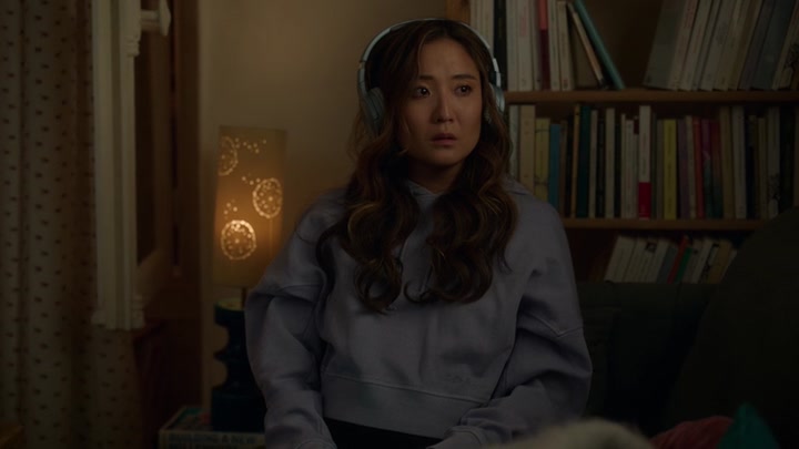 Emily_in_Paris_S02E09_WEBRip_x264-ION10_2527.jpg