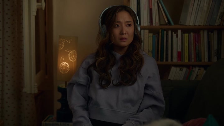 Emily_in_Paris_S02E09_WEBRip_x264-ION10_2528.jpg
