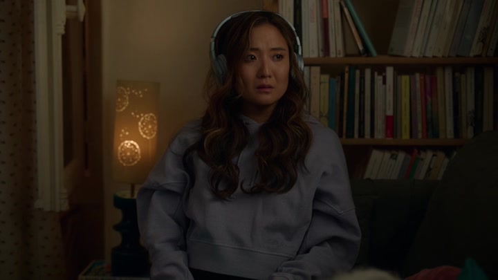 Emily_in_Paris_S02E09_WEBRip_x264-ION10_2530.jpg