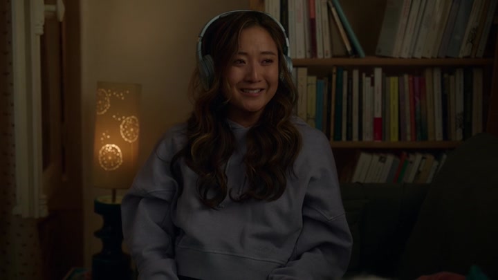 Emily_in_Paris_S02E09_WEBRip_x264-ION10_2533.jpg