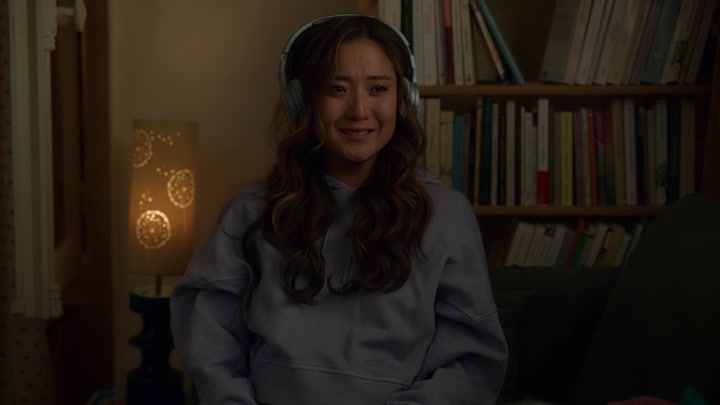Emily_in_Paris_S02E09_WEBRip_x264-ION10_2534.jpg