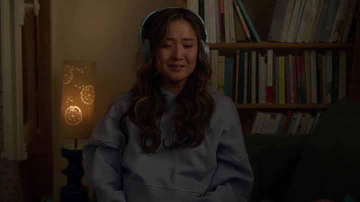 Emily_in_Paris_S02E09_WEBRip_x264-ION10_2535.jpg