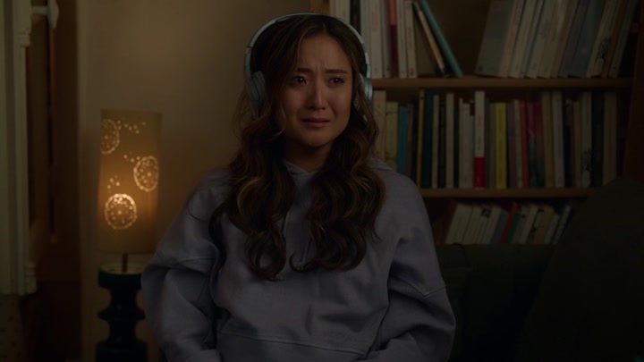 Emily_in_Paris_S02E09_WEBRip_x264-ION10_2537.jpg