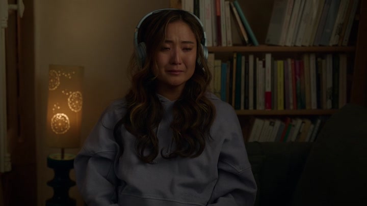 Emily_in_Paris_S02E09_WEBRip_x264-ION10_2539.jpg