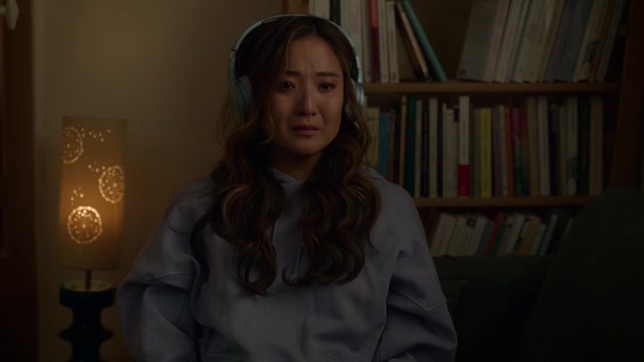 Emily_in_Paris_S02E09_WEBRip_x264-ION10_2543.jpg