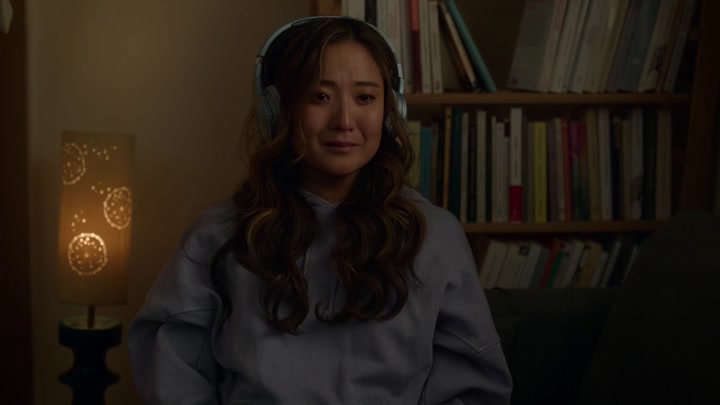 Emily_in_Paris_S02E09_WEBRip_x264-ION10_2544.jpg