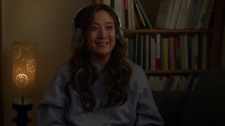 Emily_in_Paris_S02E09_WEBRip_x264-ION10_2546.jpg