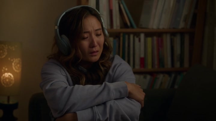 Emily_in_Paris_S02E09_WEBRip_x264-ION10_2549.jpg