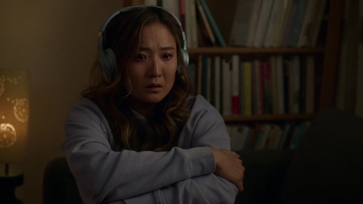 Emily_in_Paris_S02E09_WEBRip_x264-ION10_2551.jpg