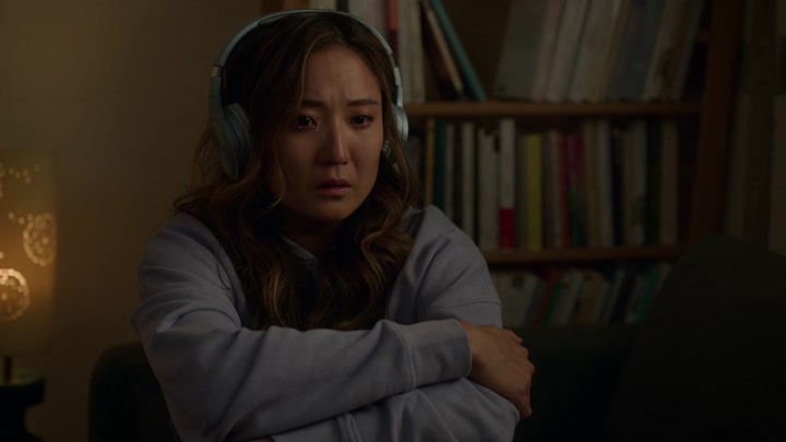Emily_in_Paris_S02E09_WEBRip_x264-ION10_2552.jpg