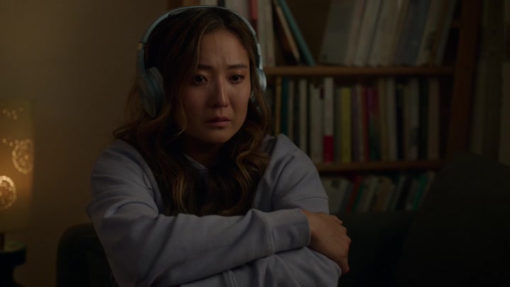 Emily_in_Paris_S02E09_WEBRip_x264-ION10_2553.jpg