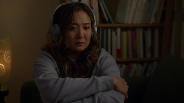 Emily_in_Paris_S02E09_WEBRip_x264-ION10_2554.jpg