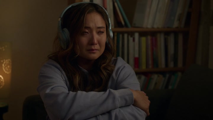 Emily_in_Paris_S02E09_WEBRip_x264-ION10_2555.jpg