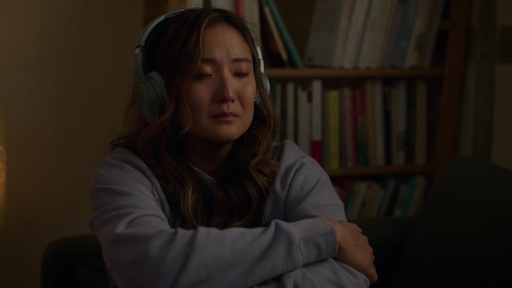 Emily_in_Paris_S02E09_WEBRip_x264-ION10_2559.jpg