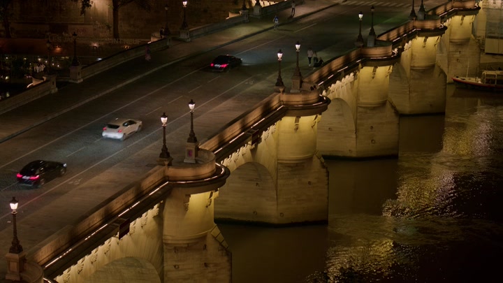 Emily_in_Paris_S02E09_WEBRip_x264-ION10_2567.jpg