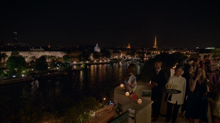 Emily_in_Paris_S02E09_WEBRip_x264-ION10_2581.jpg