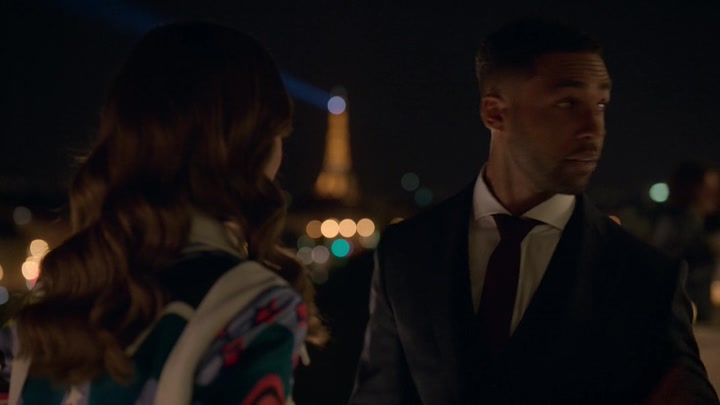 Emily_in_Paris_S02E09_WEBRip_x264-ION10_2606.jpg
