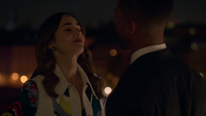 Emily_in_Paris_S02E09_WEBRip_x264-ION10_2723.jpg