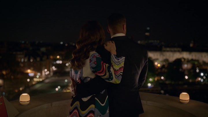 Emily_in_Paris_S02E09_WEBRip_x264-ION10_2739.jpg