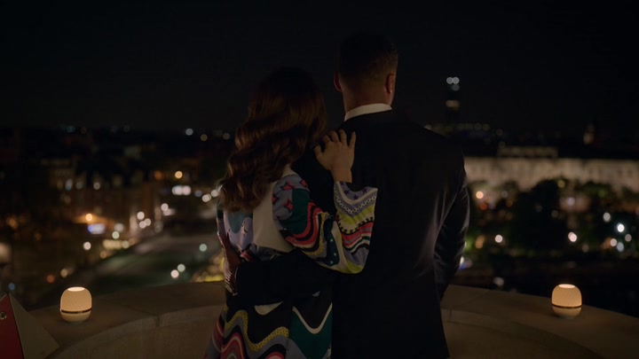 Emily_in_Paris_S02E09_WEBRip_x264-ION10_2741.jpg