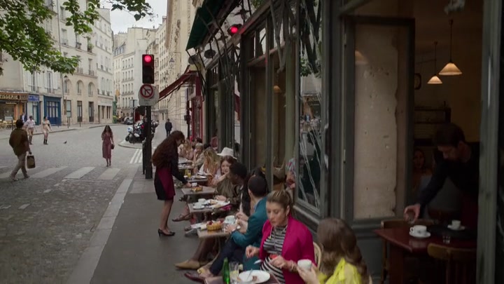Emily_in_Paris_S02E10_WEBRip_x264-ION10_0022.jpg