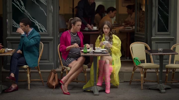 Emily_in_Paris_S02E10_WEBRip_x264-ION10_0033.jpg