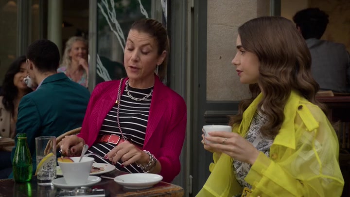 Emily_in_Paris_S02E10_WEBRip_x264-ION10_0037.jpg