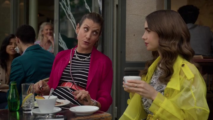 Emily_in_Paris_S02E10_WEBRip_x264-ION10_0038.jpg