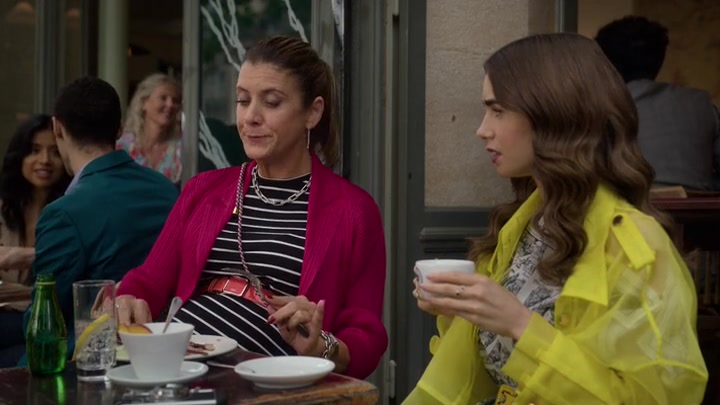Emily_in_Paris_S02E10_WEBRip_x264-ION10_0042.jpg