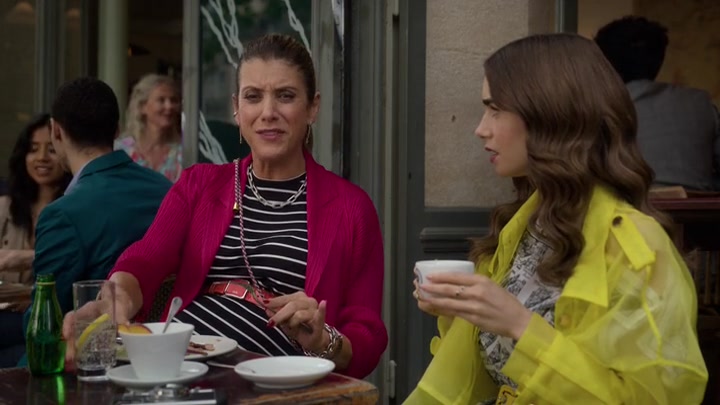 Emily_in_Paris_S02E10_WEBRip_x264-ION10_0043.jpg