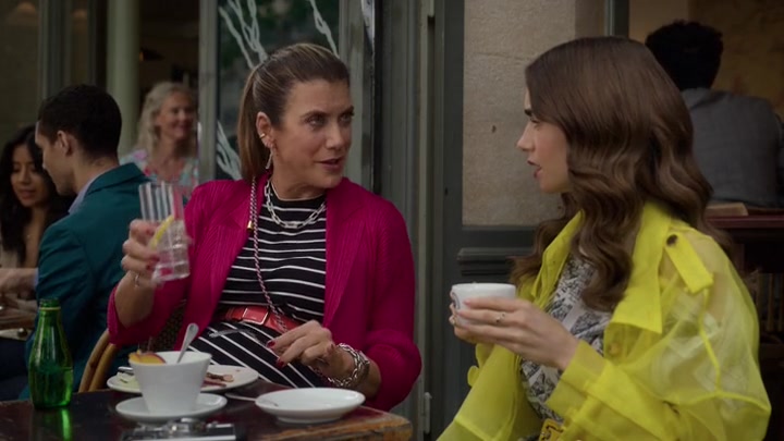 Emily_in_Paris_S02E10_WEBRip_x264-ION10_0045.jpg