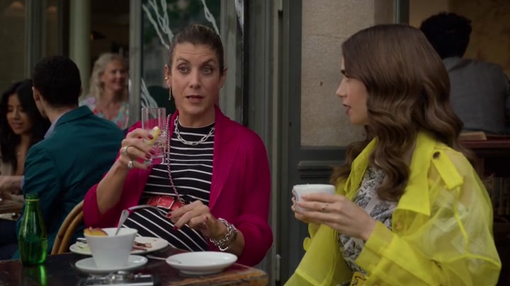 Emily_in_Paris_S02E10_WEBRip_x264-ION10_0046.jpg