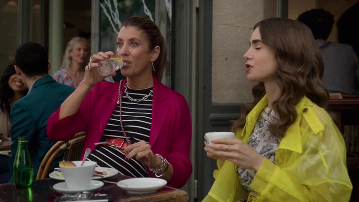 Emily_in_Paris_S02E10_WEBRip_x264-ION10_0048.jpg