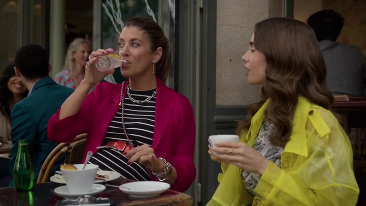 Emily_in_Paris_S02E10_WEBRip_x264-ION10_0049.jpg