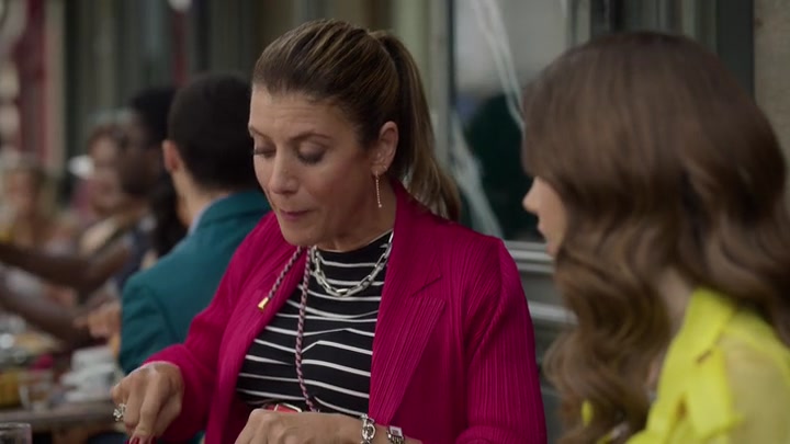 Emily_in_Paris_S02E10_WEBRip_x264-ION10_0061.jpg