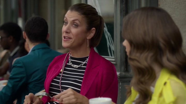 Emily_in_Paris_S02E10_WEBRip_x264-ION10_0068.jpg