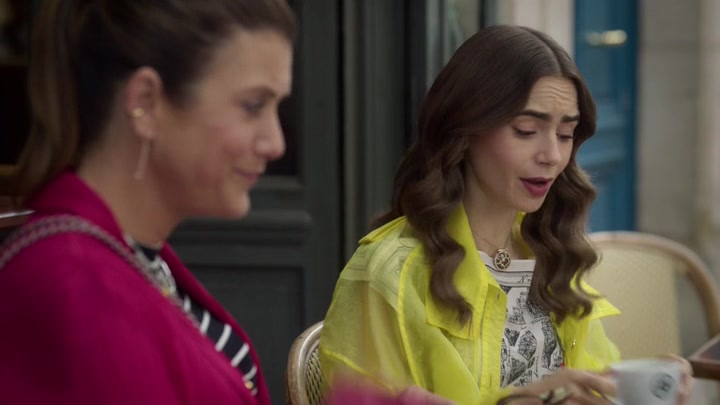 Emily_in_Paris_S02E10_WEBRip_x264-ION10_0077.jpg