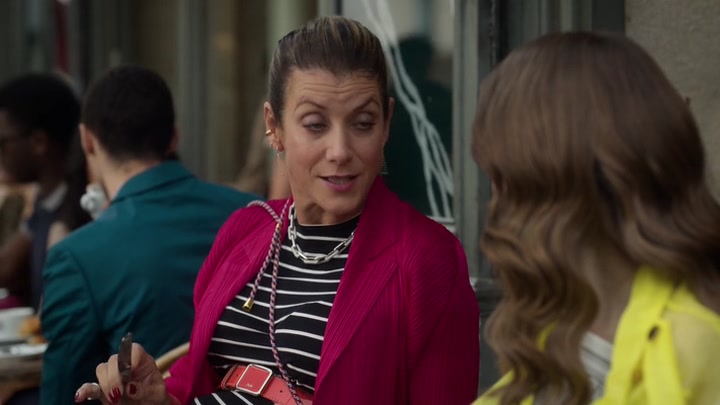 Emily_in_Paris_S02E10_WEBRip_x264-ION10_0084.jpg
