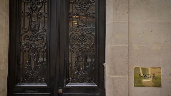 Emily_in_Paris_S02E10_WEBRip_x264-ION10_0097.jpg