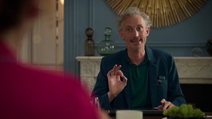 Emily_in_Paris_S02E10_WEBRip_x264-ION10_0121.jpg