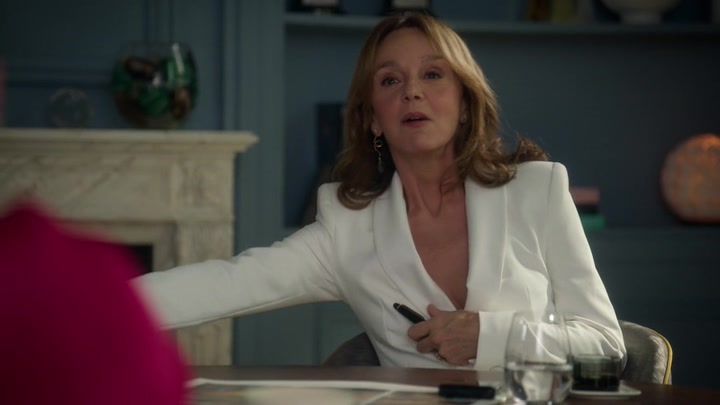 Emily_in_Paris_S02E10_WEBRip_x264-ION10_0130.jpg