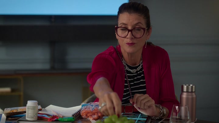 Emily_in_Paris_S02E10_WEBRip_x264-ION10_0136.jpg