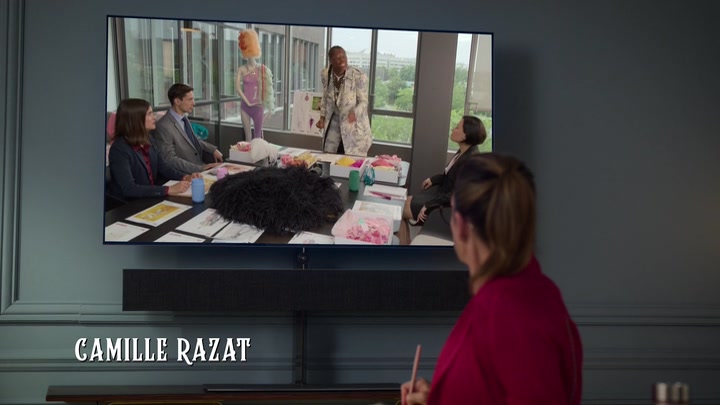 Emily_in_Paris_S02E10_WEBRip_x264-ION10_0163.jpg