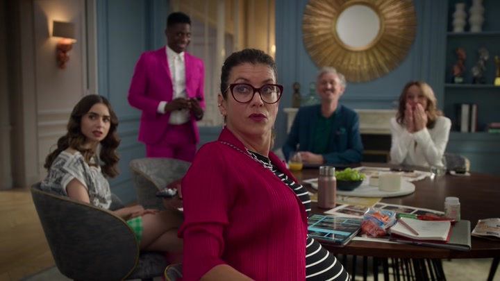 Emily_in_Paris_S02E10_WEBRip_x264-ION10_0170.jpg