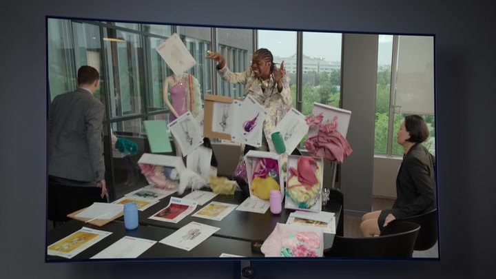 Emily_in_Paris_S02E10_WEBRip_x264-ION10_0171.jpg