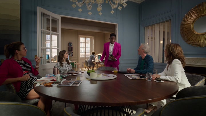 Emily_in_Paris_S02E10_WEBRip_x264-ION10_0180.jpg