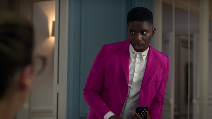 Emily_in_Paris_S02E10_WEBRip_x264-ION10_0182.jpg
