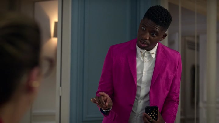 Emily_in_Paris_S02E10_WEBRip_x264-ION10_0183.jpg